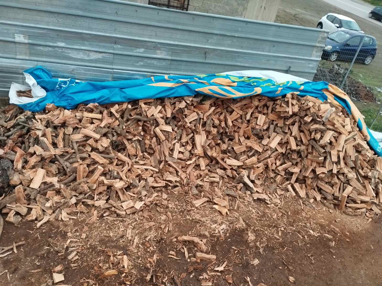 Σωρός καυσόξυλων σκεπασμένος στον χώρο αποθήκευσης