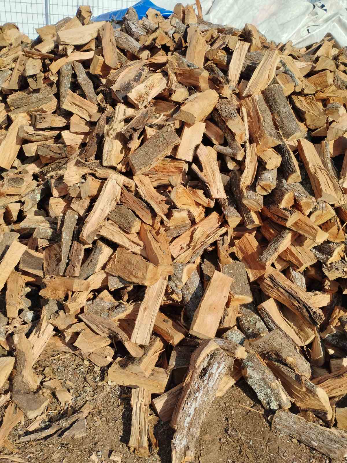 Καυσόξυλα κομμένα για τζάκι και σόμπα