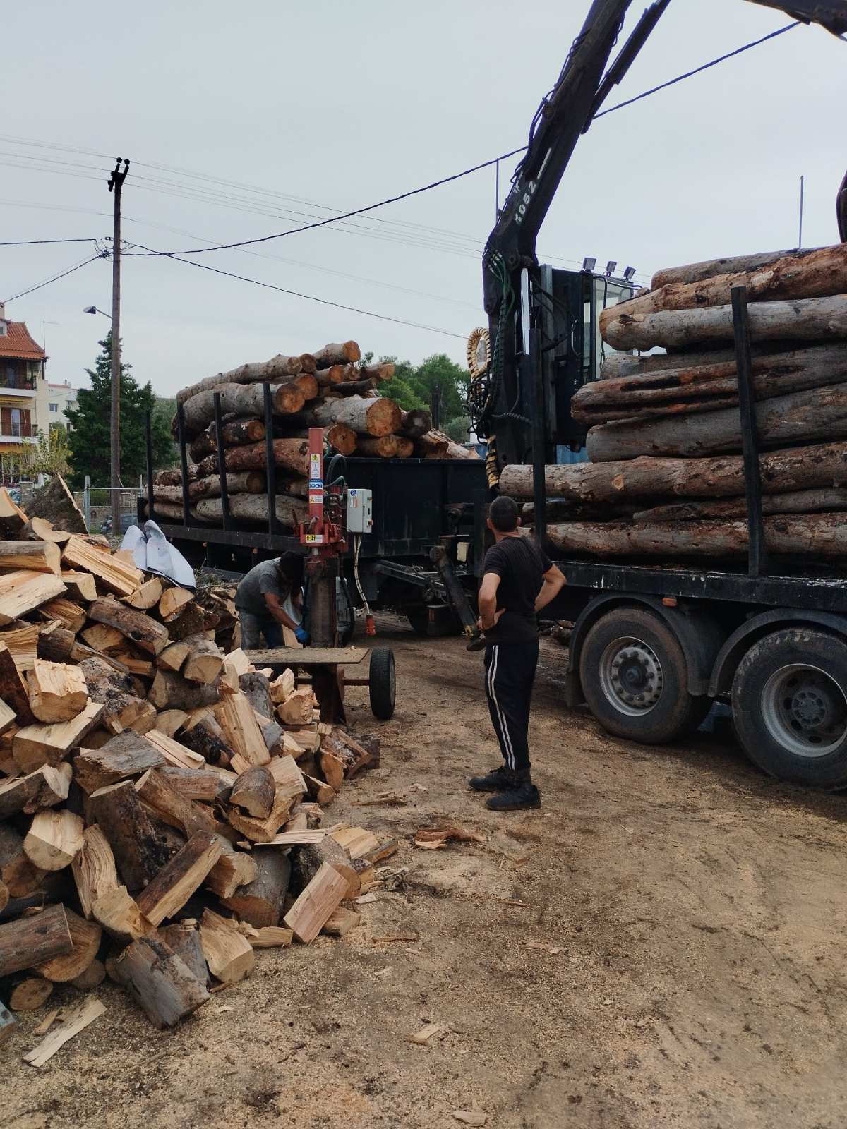 Κομμένα καυσόξυλα έτοιμα για παραγγελίες