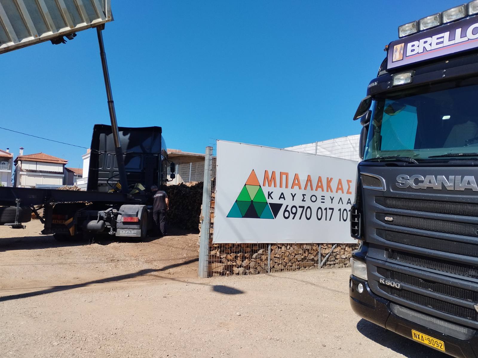 Αποθηκευμένα και τακτοποιημένα ξύλα για θέρμανση