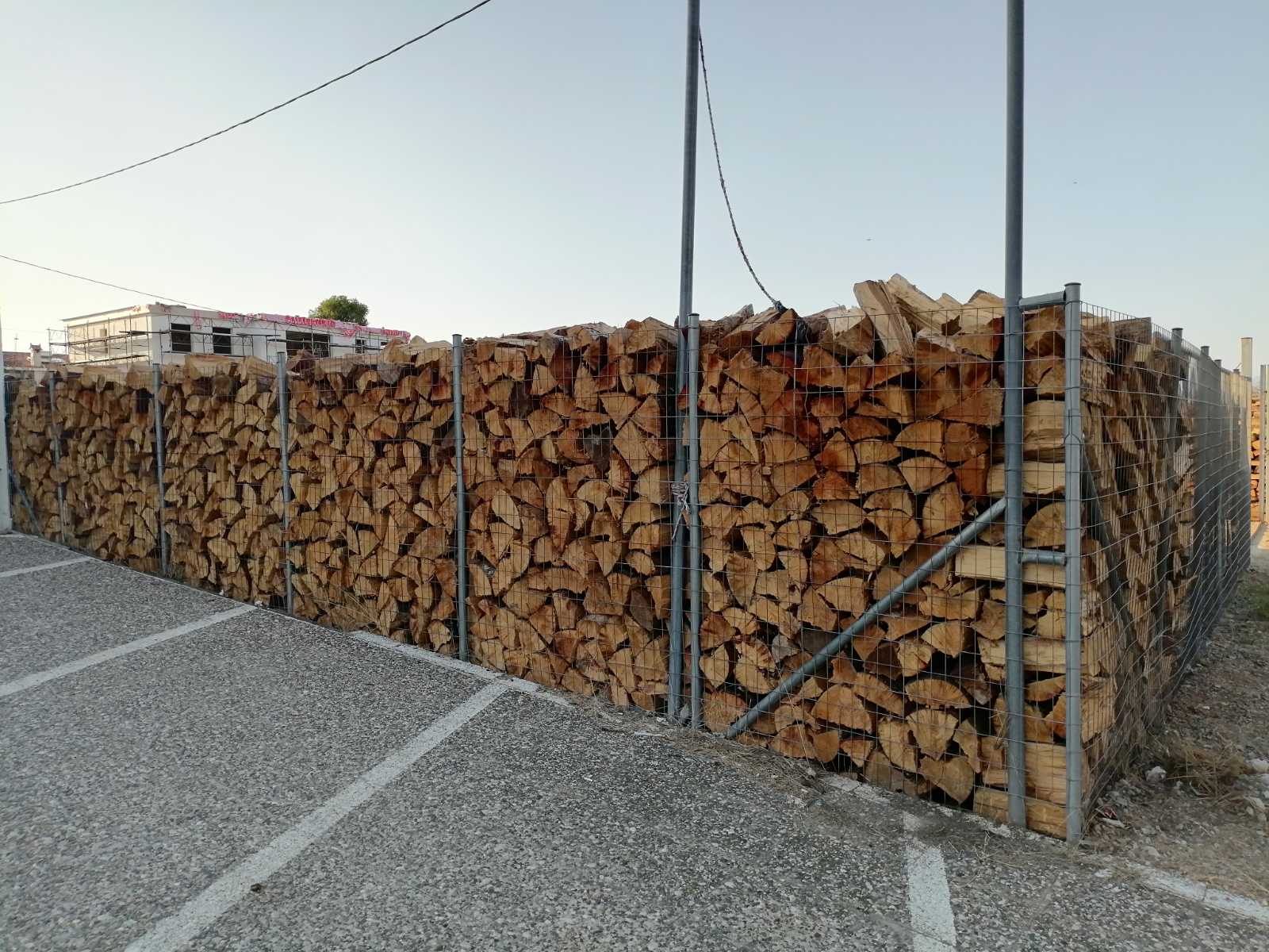 Στοιβαγμένα καυσόξυλα σε περιφραγμένο χώρο στη Χαλκίδα
