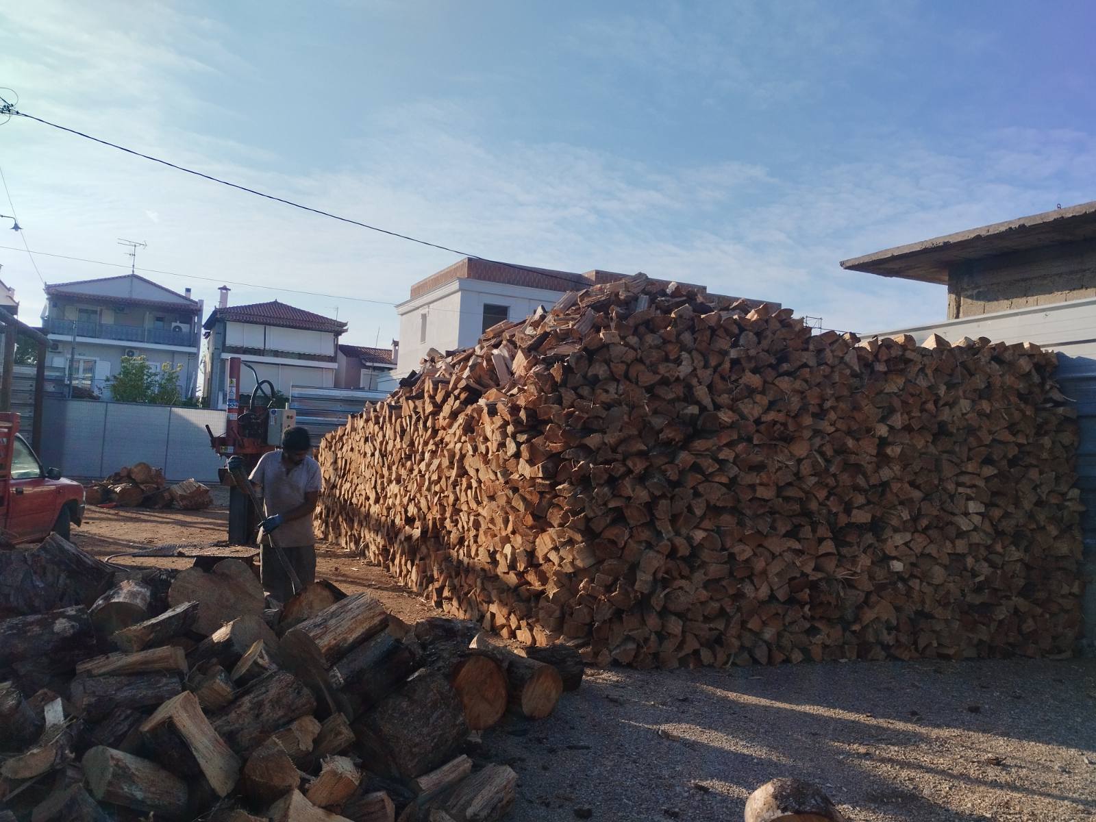 Μεγάλη στοίβα κομμένων καυσόξυλων