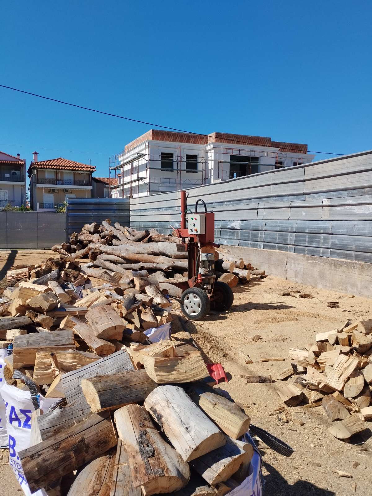 Ξύλα σε χώρο αποθήκευσης στη Χαλκίδα