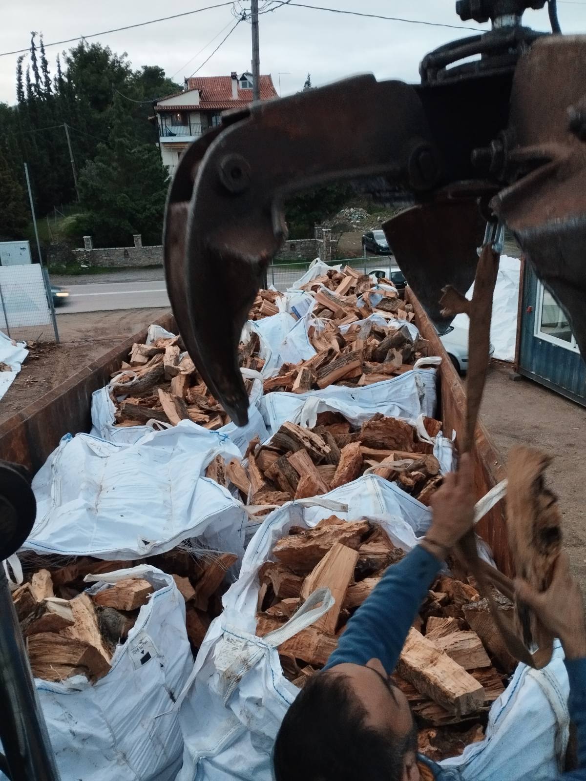 Καυσόξυλα στον χώρο της επιχείρησης Μπαλάκας